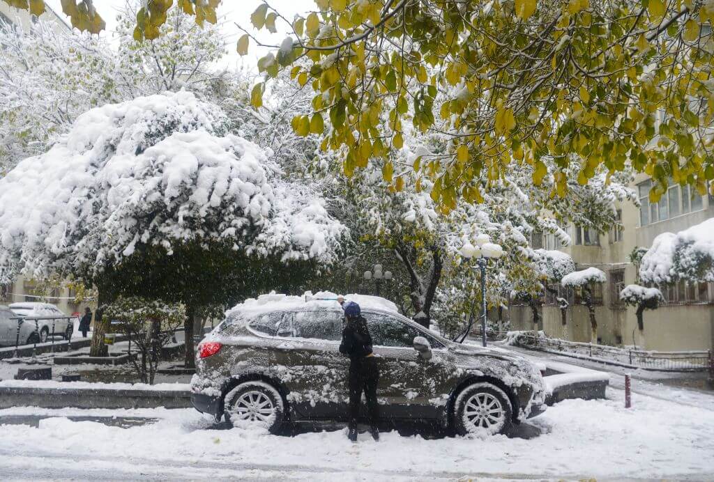 use vinegar to fight salt erosion on cars