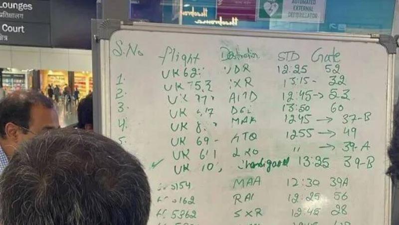 airport-staff-forced-to-use-whiteboards-to-show-flight-v0-onc1naxv4idd1