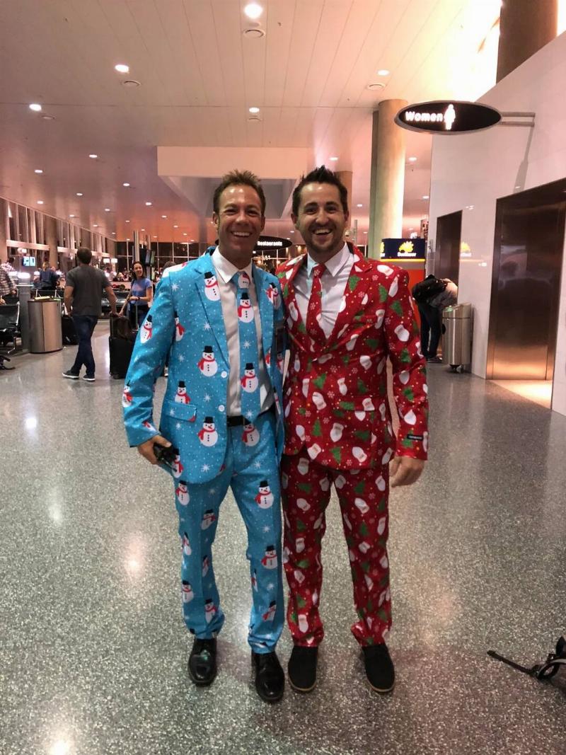 flying-home-for-the-holidays-dressed-to-surprise-the-family-v0-q7kybd2raw501