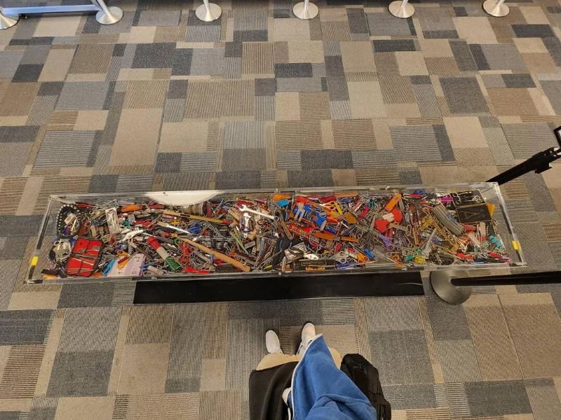 this-airport-has-a-display-of-a-bunch-of-items-they-v0-vt6c9iif7nvb1