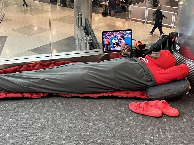 this-mans-setup-at-the-denver-airport-v0-uj2gard97lod1
