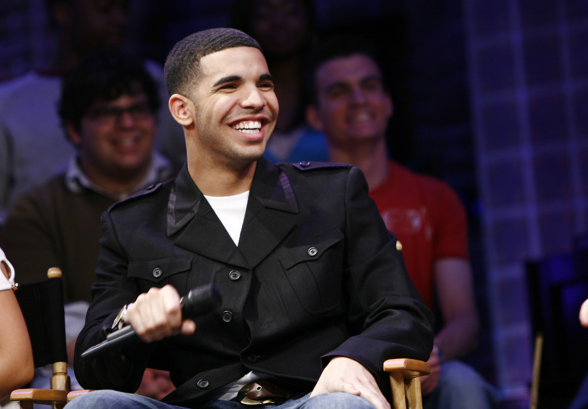 Drake speaking at Rosie O'Donnell event with other degrassi cast