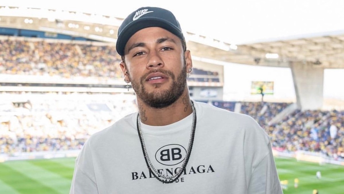 neymar-stadium-wearing-balenciaga-shirt