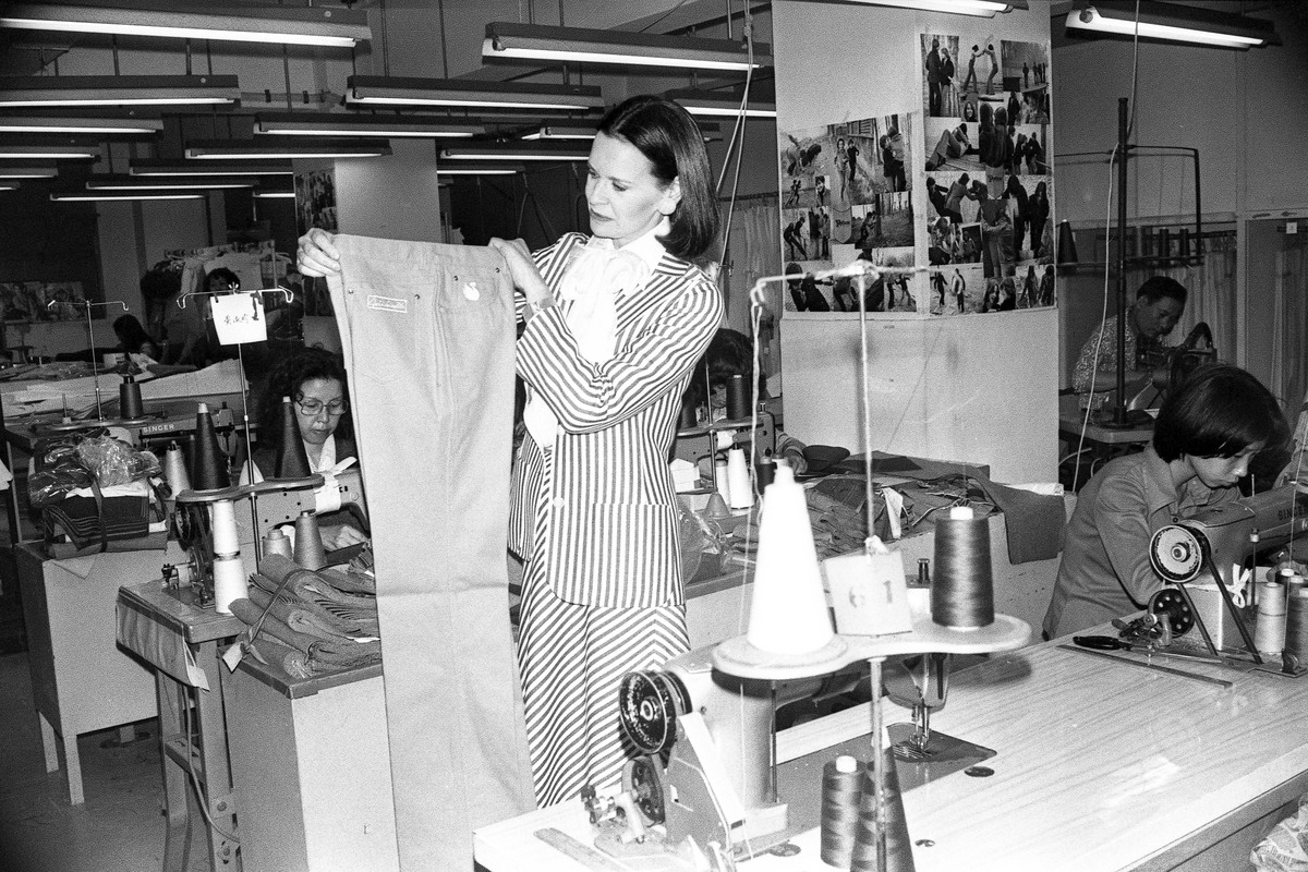 American fashion designer Gloria Vanderbilt visits Murjani, a Hunghom garment company where her jeans were made.