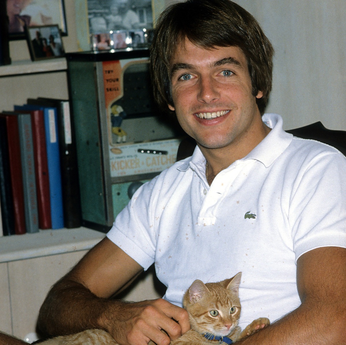 Actor Mark Harmon poses with a cat for a portrait in circa 1985.