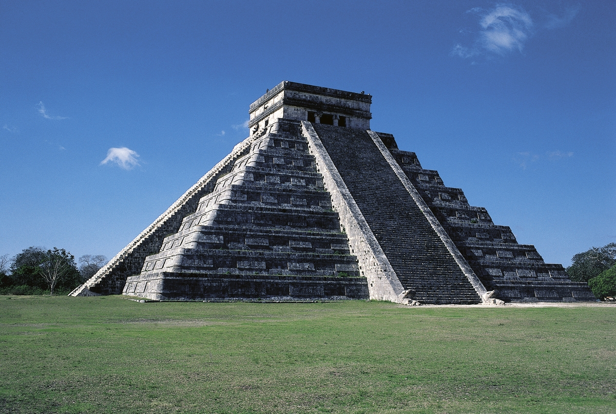 Pyramid of Kukulkan or El Castillo (The Castle), Chichen Itza (Unesco World Heritage List, 1988), Yucatan, Mexico.