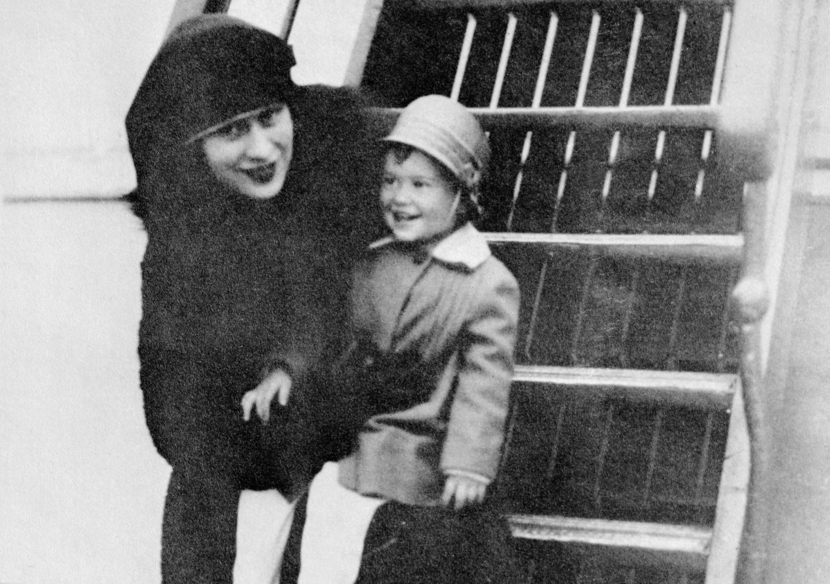 gloria vanderbilt with her mother on SS Leviathan.