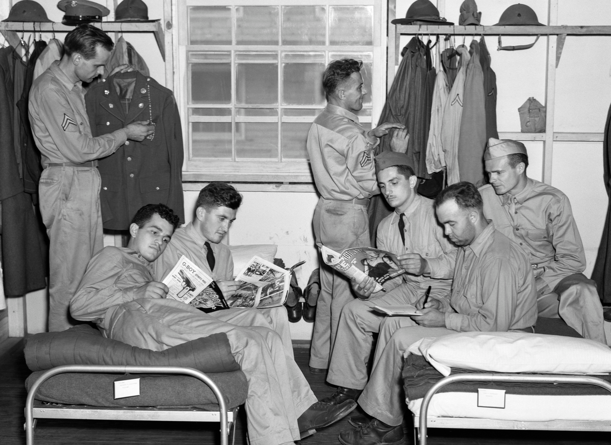 1940s AMERICAN SOLDIERS RELAXING IN BARRACKS READING MAGAZINES AND COMIC BOOKS