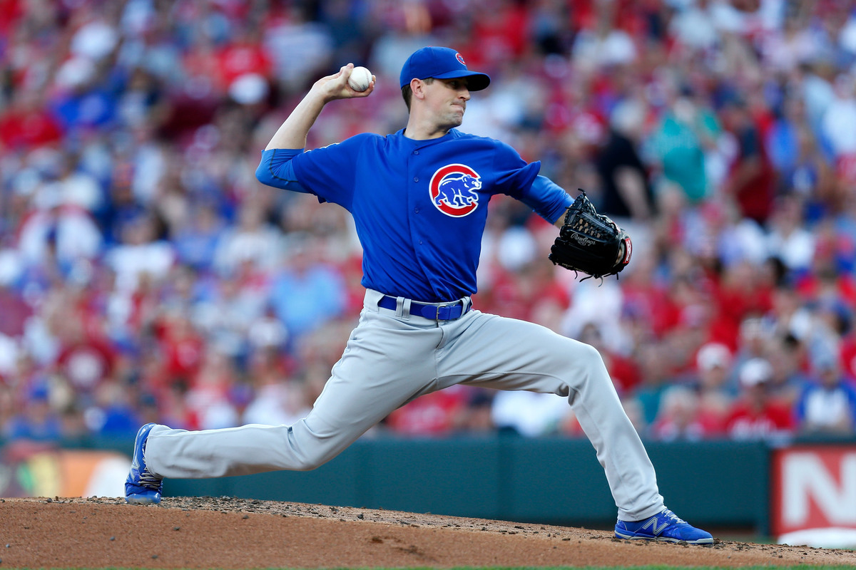 Kyle Hendricks #28 of the Chicago Cubs pitches during the game against the Cincinnati Reds, 2019