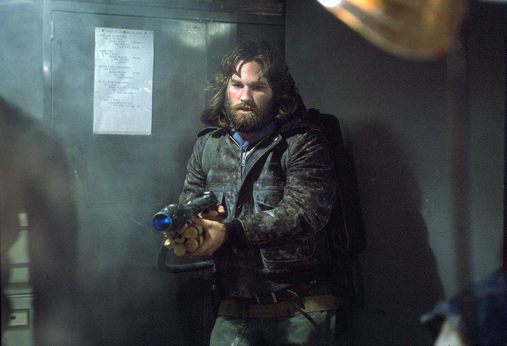 The Thing Kurt Russel with weapon
