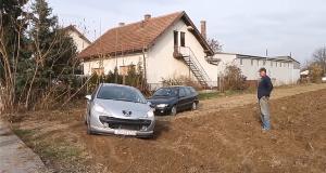 Un Granjero Estaba Cansado De Que Estacionen Ilegalmente En Sus Tierras y Se Cobró Venganza