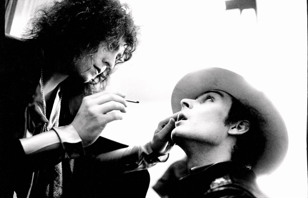 Mark Bolan putting on bandmates makeup