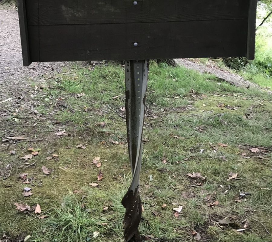 a sign with a twisted bottom