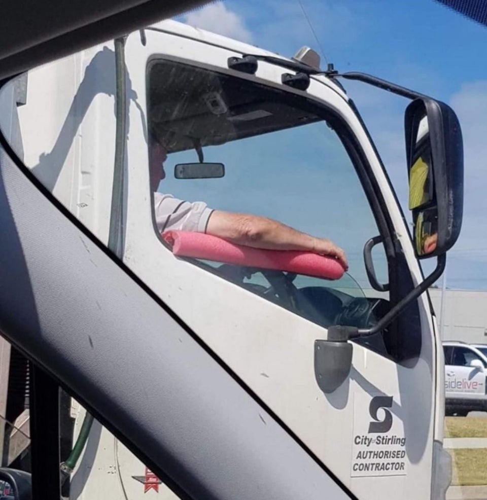 truck driver put pool noodle on his window so his arm wouldn't hurt