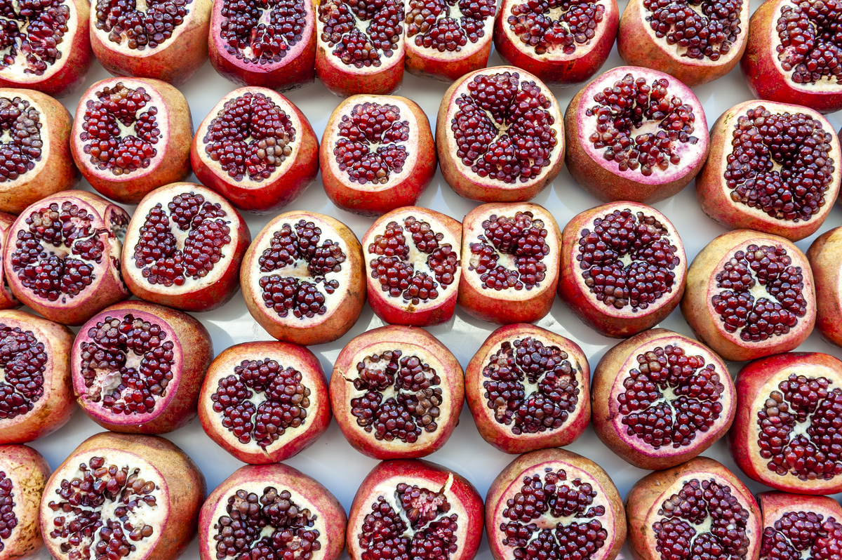Peeled pomegranates are stacked in a line.