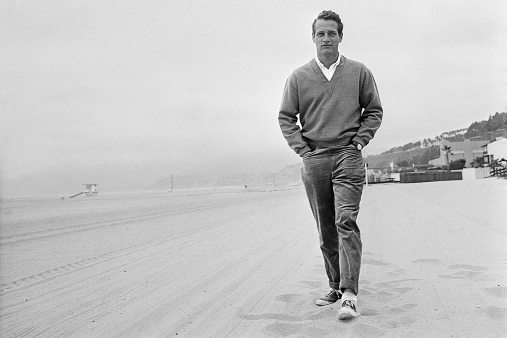 Paul Newman walking on the beach 