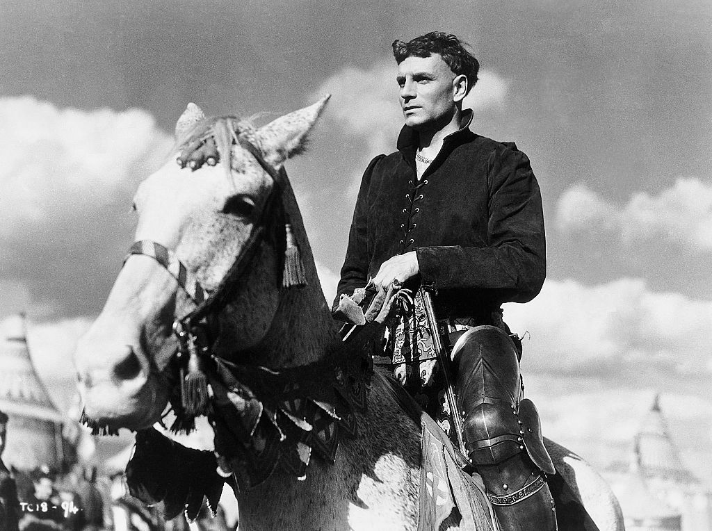 Sir Laurence Olivier (on horseback) as King Henry V in the 1944 movie 