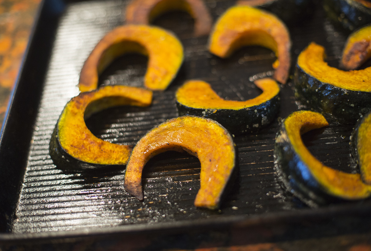 grilling butternut squash - 866708248 Slices of butternut squash are being roasted.