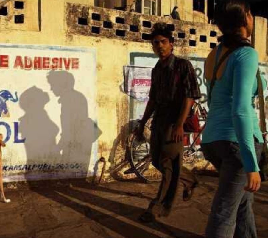 kiss  two shadows look like they're in love