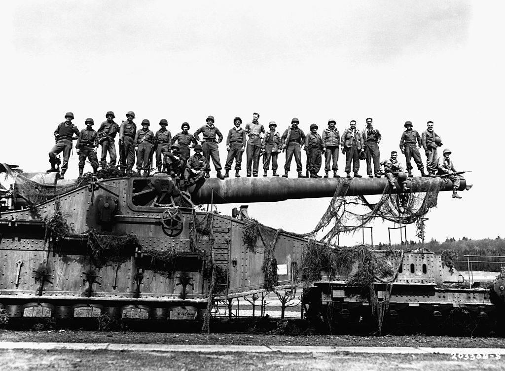 Soldiers on railway gun 