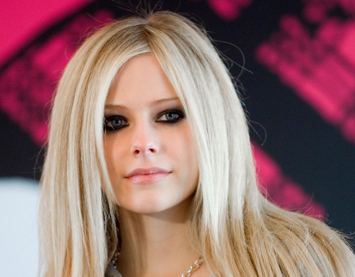 black smokey eye-74055712 Avril Lavigne wears a black smokey eye in 2007.