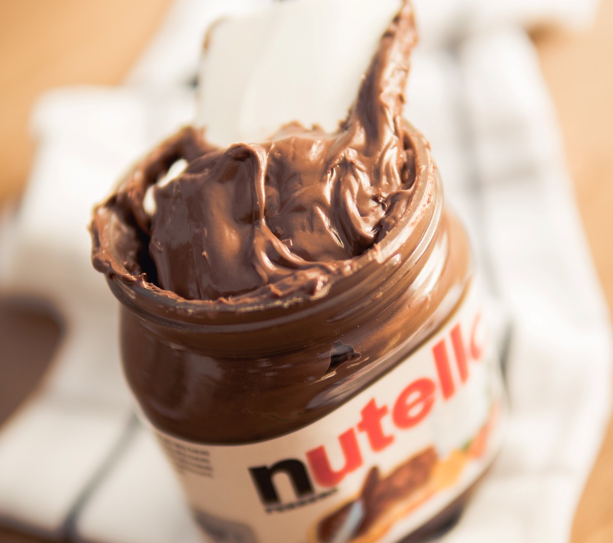 scooping-out-nutella