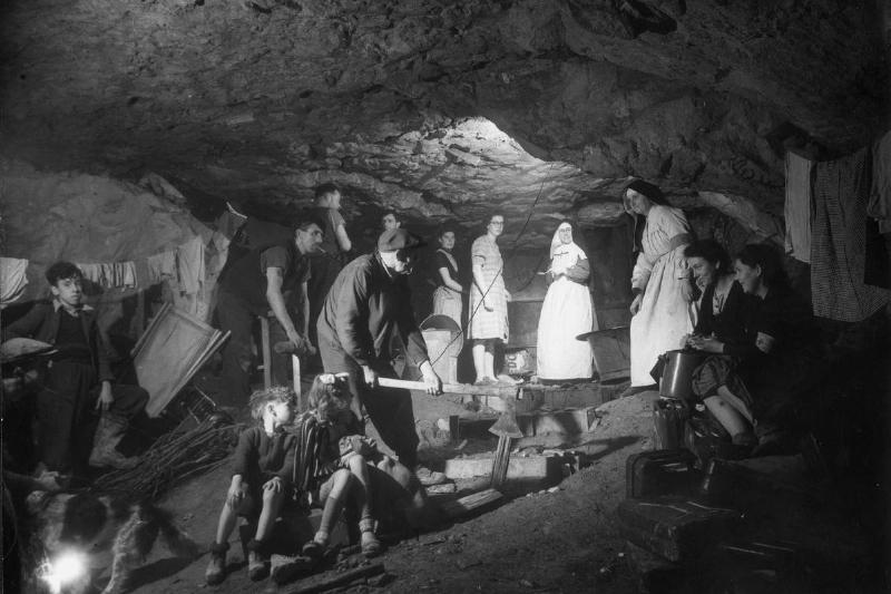 The Cavern Was Fully Stoked For 2,000 Americans