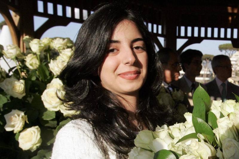 HInd holds a bouquet of white flowers