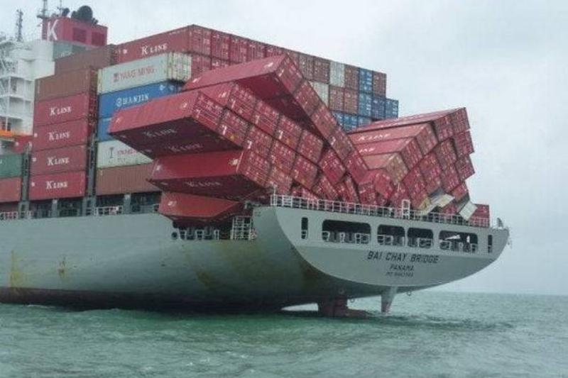 shipping containers falling on boat