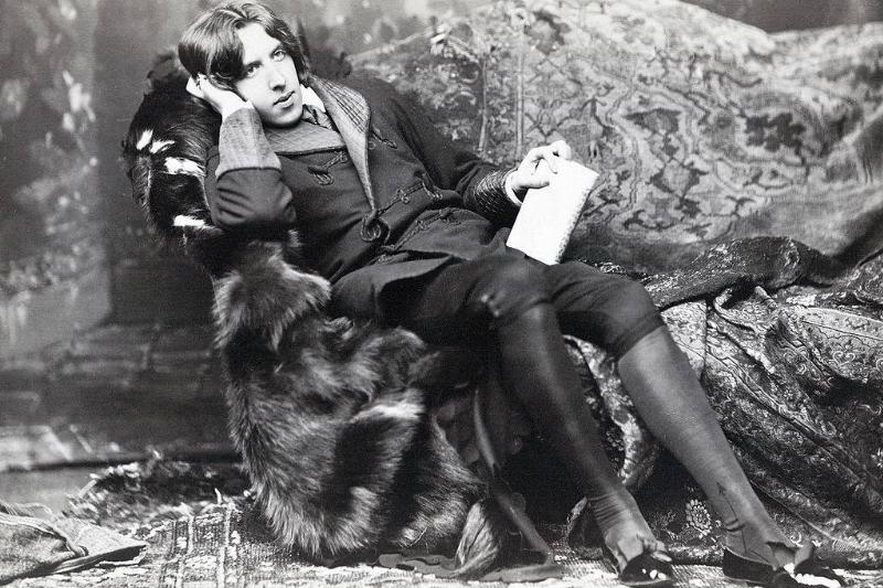 oscar wilde leaning back in a chair