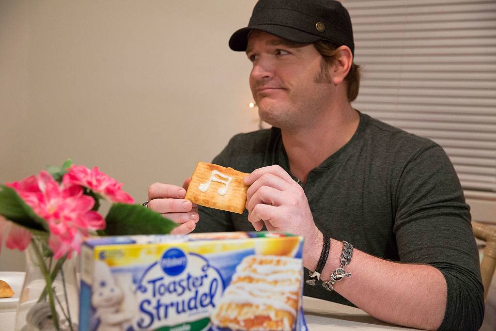 Jerrod Niemann holding up a piece of toaster strudel with a music note written in icing