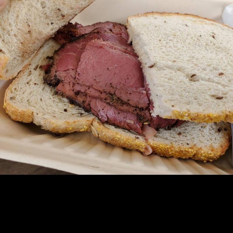 파스트라미 - 1197314217 흰 빵 조각 위에
파스트라미가 올려져 있다.<BR>