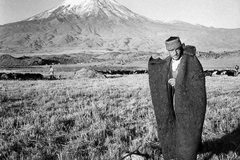 Man in front of the mountain 