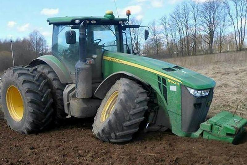 Tractor with broken wheel 