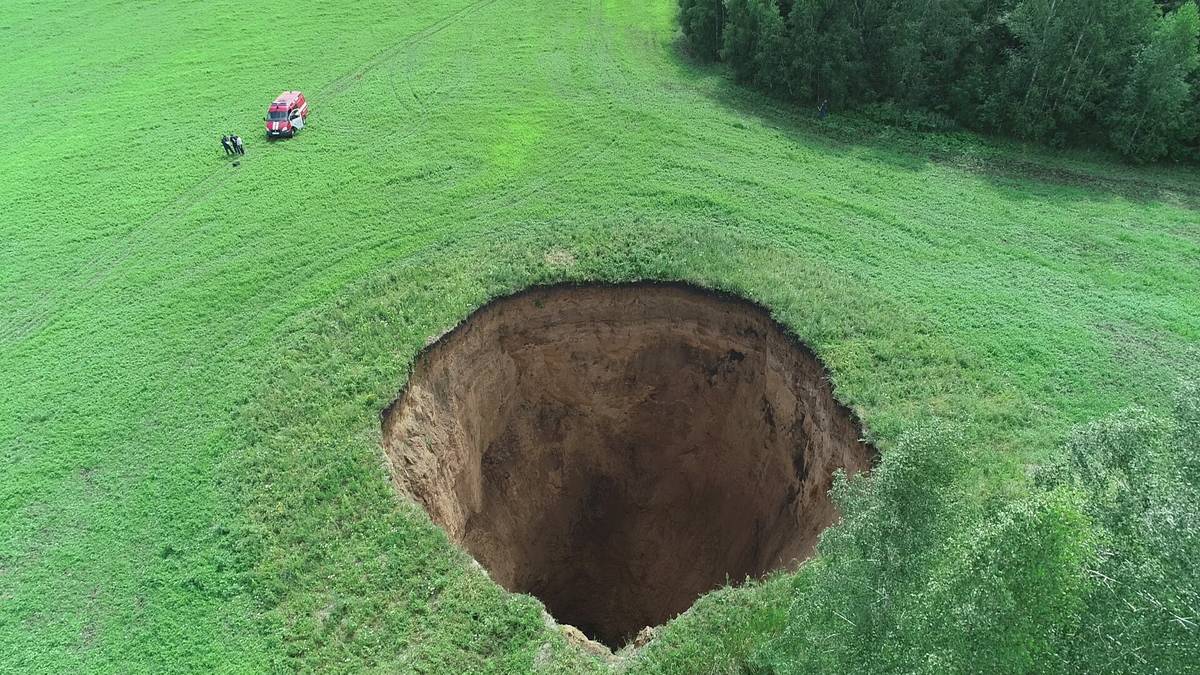 50m deep sinkhole appears in Nizhny Novgorod Region, Russia