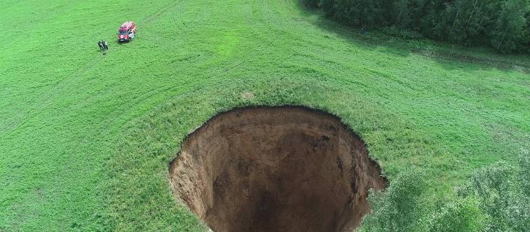 50m deep sinkhole appears in Nizhny Novgorod Region, Russia