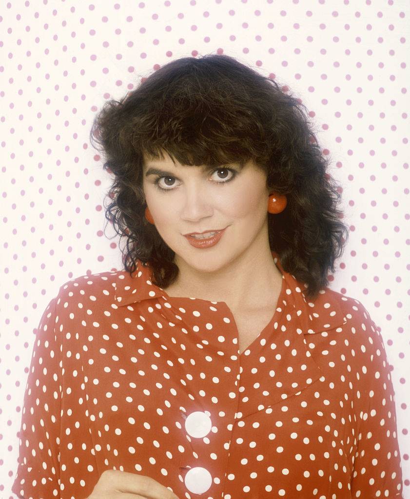 Linda Ronstadt wearing a red and white top