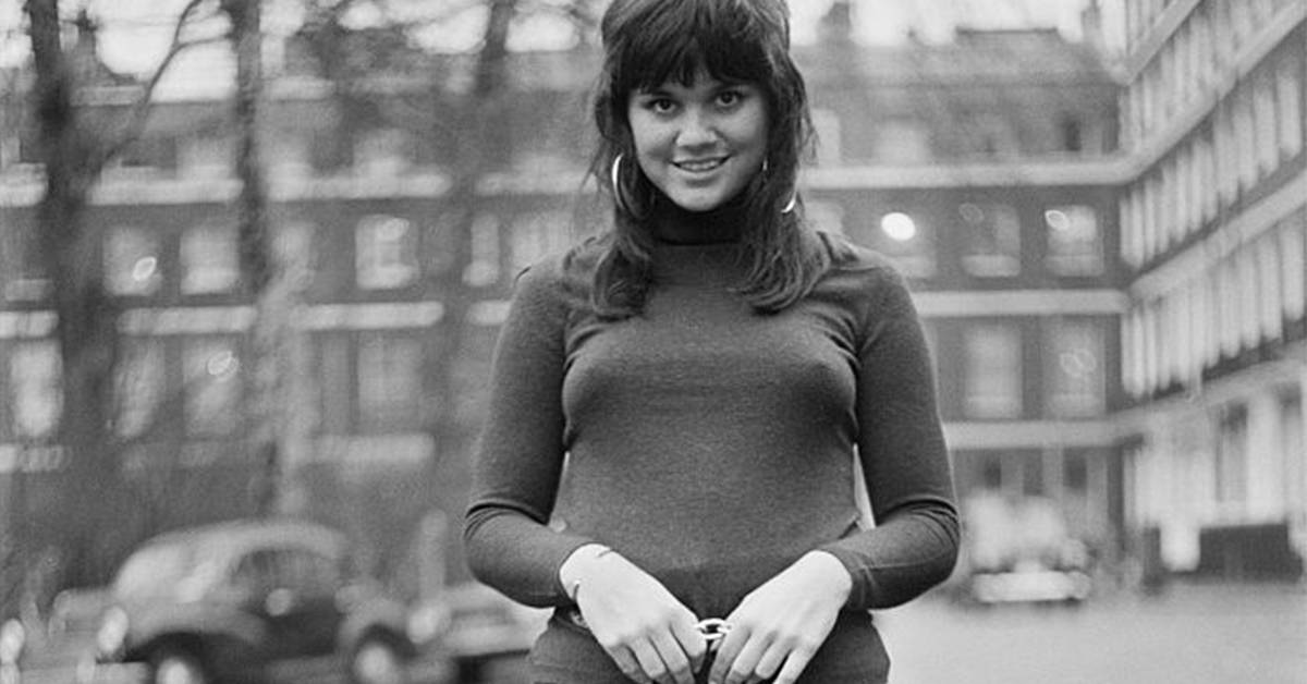 Linda Ronstadt posing for a photo