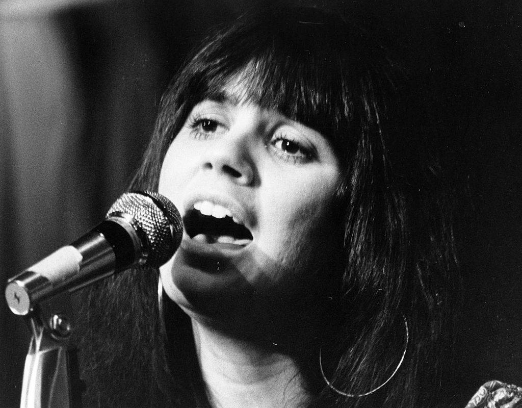 Linda Ronstadt singing into a microphone