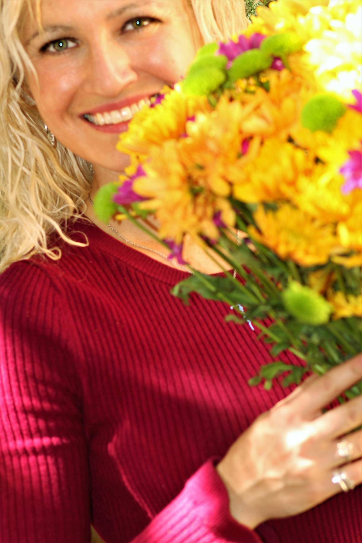 bky-flowers-woman-smiling