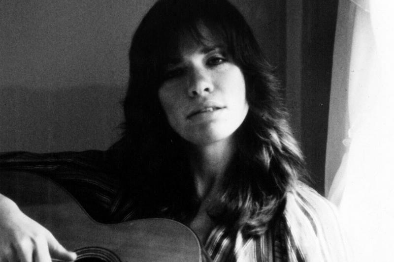 Carly-Simon-Strumming Carly-Simon-Strumming