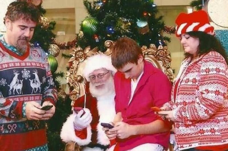 Christmas-Card-Santa-Phones-11129-20677 Christmas-Card-Santa-Phones-11129-20677
