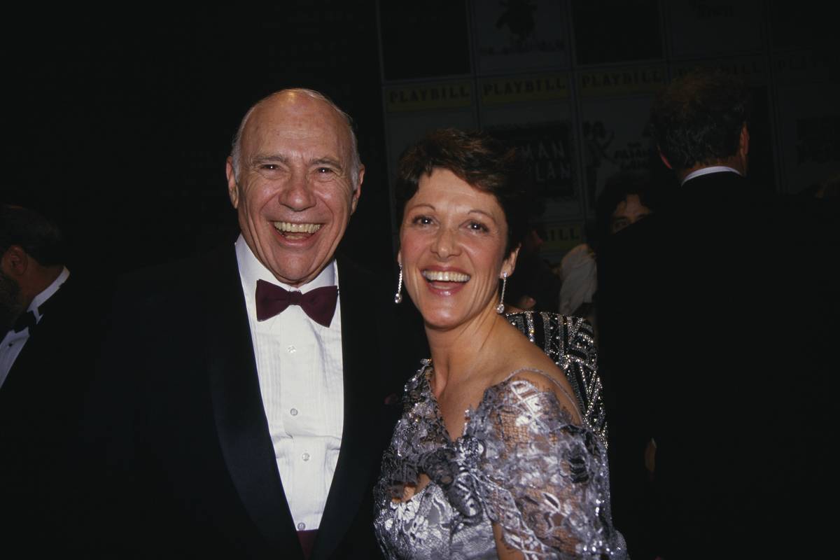 Stage actors John Randolph and Linda Lavin attend the the 1987 Tony Awards.