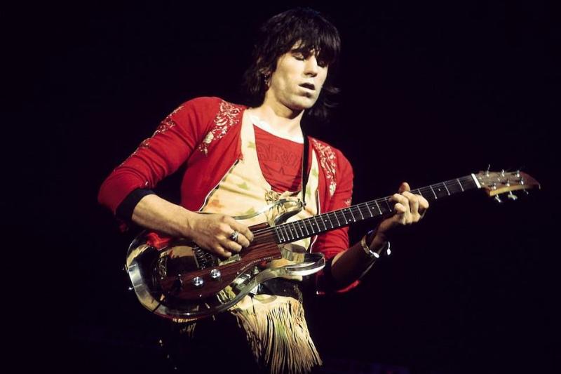 dan-armstrong-guitar Keith Richards playing an Ampeg Dan Armstrong guitar.