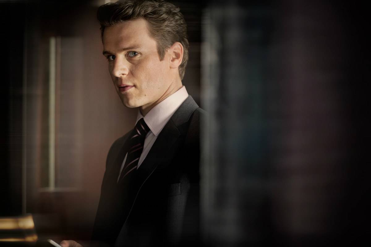 a man in a suit in mindhunter