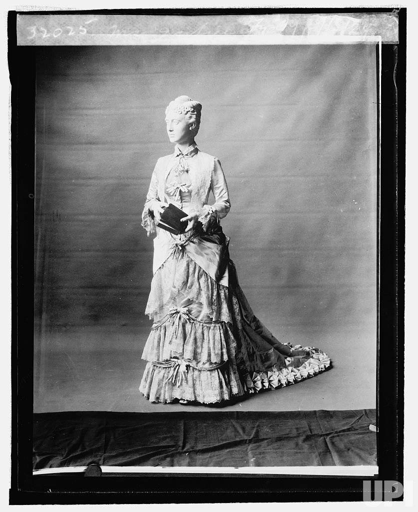 Abigail-Adams-to-Melania-Trump-First-lady-inaugural-gowns-through-history_23_1