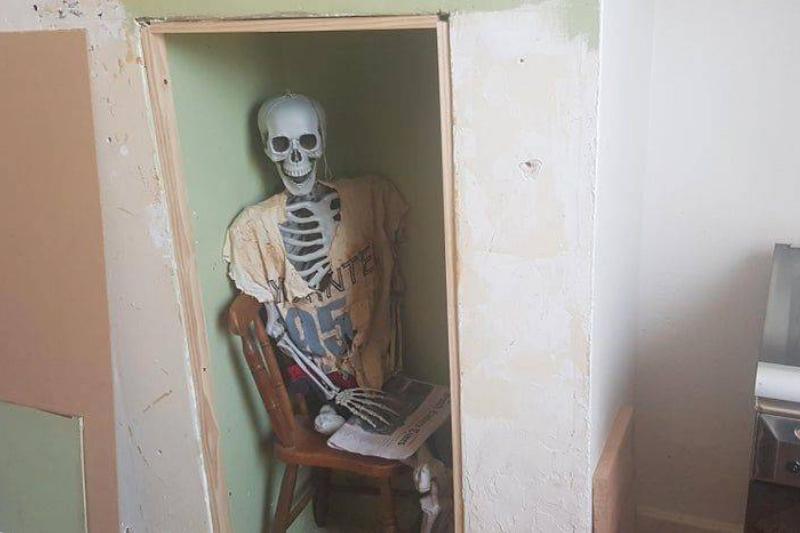 BugsyShort Reddit skeleton in wall