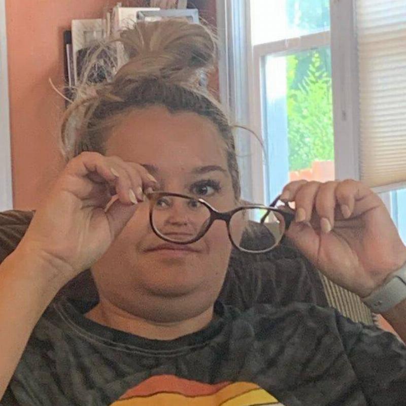 _doyoulikemilk_ Reddit unflattering photo of woman putting on glasses
