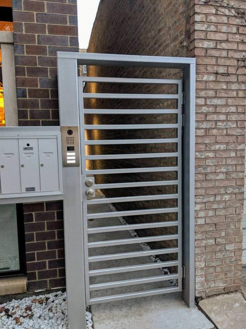 Easily climbable security gate