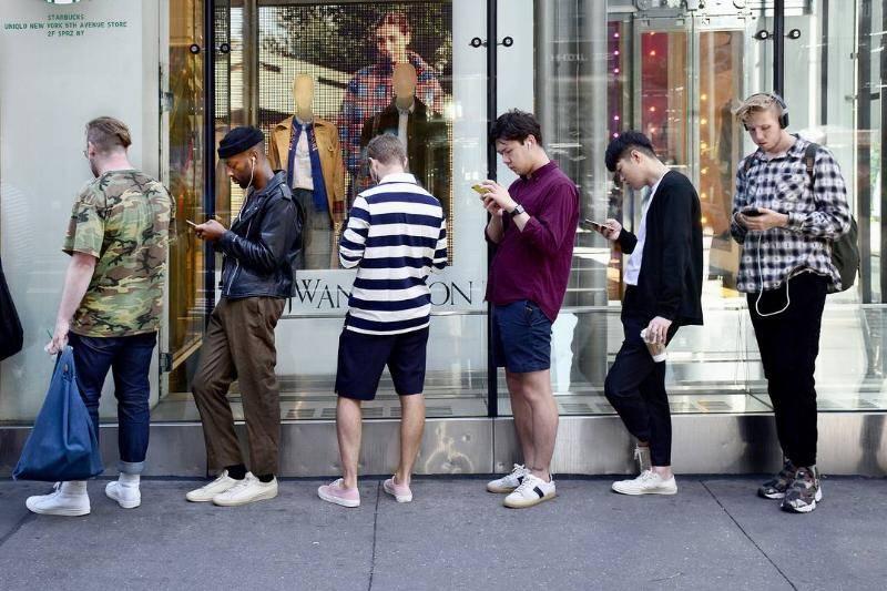 people-on-smartphones-87353